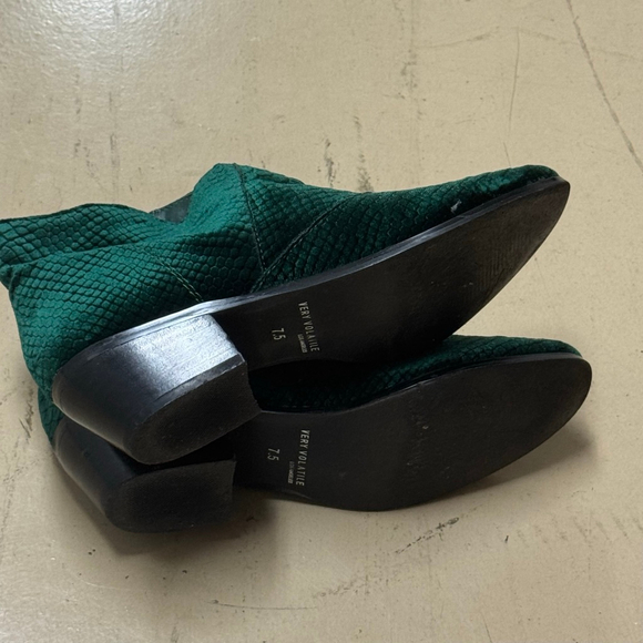 Very Volatile Green Reptile Textured Ankle Boots Booties Side Zip Women’s 7.5 - Picture 6 of 8